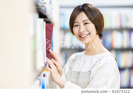 圖書館館員女性 62873322