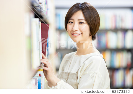 圖書館館員女性 62873323
