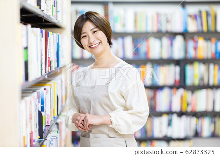 圖書館館員女性 62873325