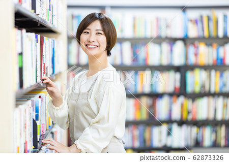 圖書館館員女性 62873326