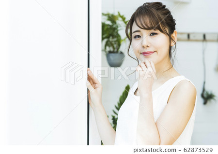 女人早上醒來美麗的生活方式 女人早上醒來美麗的生活方式 62873529