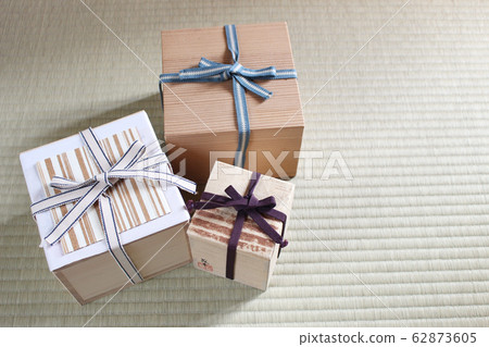 Tea utensils, bowls and lacquerware in paulownia boxes Tea utensils, bowls and lacquerware in paulownia boxes 62873605