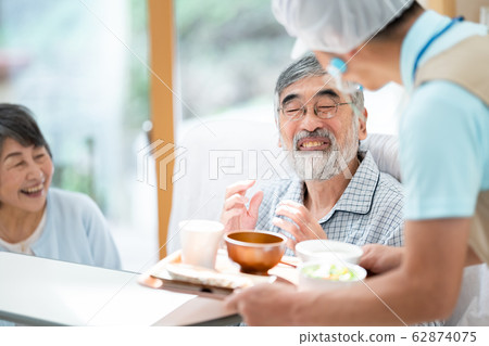 膳食護理圖像高級日托護理工作者養老院 膳食護理圖像高級日托護理工作者養老院 62874075