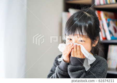 女孩冷皮塔餅吹她的鼻子 女孩冷皮塔餅吹她的鼻子 62874211