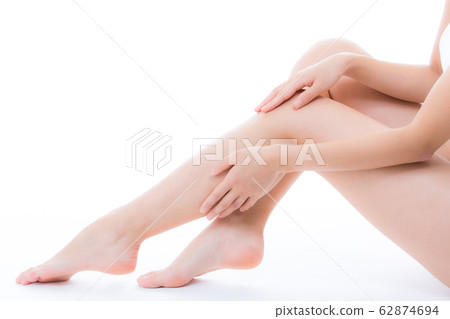 護膚腿的女性 護膚腿的女性 62874694