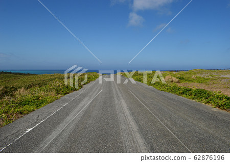 Straight road with sea view Straight road with sea view 62876196