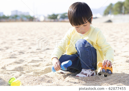 Boys playing with sand 62877455
