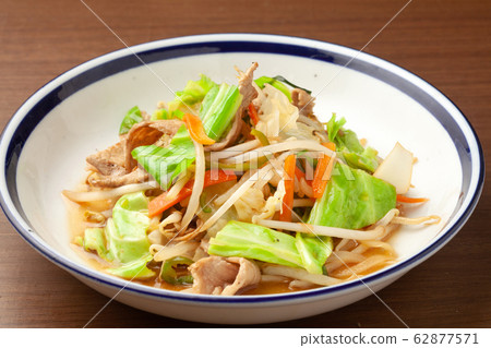 炒肉炒蔬菜 62877571