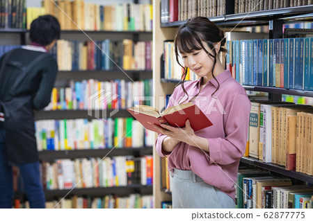 年輕女子，圖書館，書店，閱讀 62877775