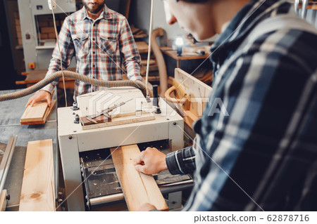 The carpenter works with a tree 62878716