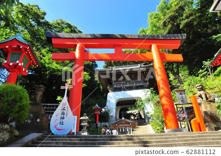Enoshima red torii gate on the approach to Enoshima Shrine Enoshima red torii gate on the approach to Enoshima Shrine 62881112