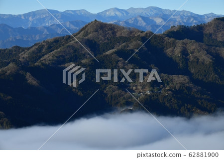 Hot山羅比花園的山谷覆蓋著雲海和奧秩父山 62881900