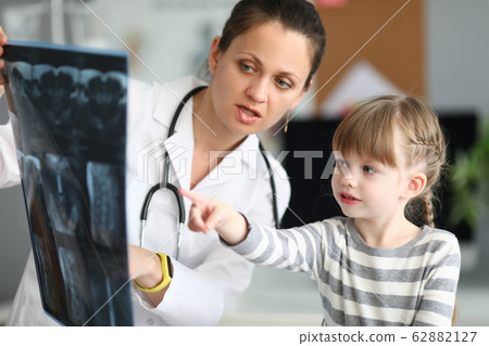 Kid speaking with doctor 62882127