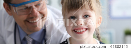 Smiling doc with child 62882143