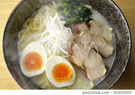 Chicken white hot noodles Chicken white hot noodles 62883005