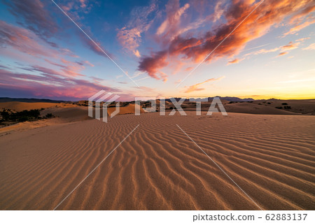 Sunset over the sand dunes in the desert 62883137