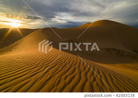 Sunset over the sand dunes in the desert 62883138
