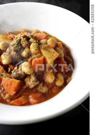 Pork and beans 62883208