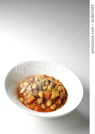 Pork and beans 62883563