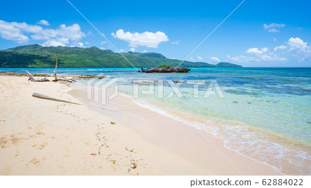 Sandy beach blue sky and turquoise ocean in Rincon 62884022