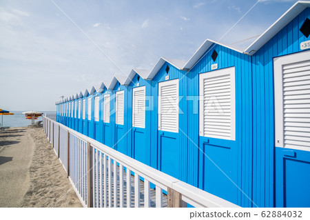 Typical Italian beach blue and white huts 62884032