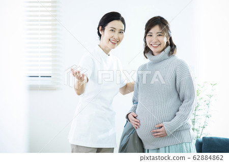 Pregnant women and nurses 62884862