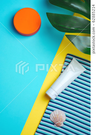 Sun protection, sanscreen products. Minimal concept of summer vacation, tanning. Flat lay, natural cosmetics, cream with SPF for face, body. Prevention of photoaging. Sun protection, sanscreen products. Minimal concept of summer vacation, tanning. Flat lay, natural cosmetics, cream with SPF for face, body. Prevention of photoaging. 62885214