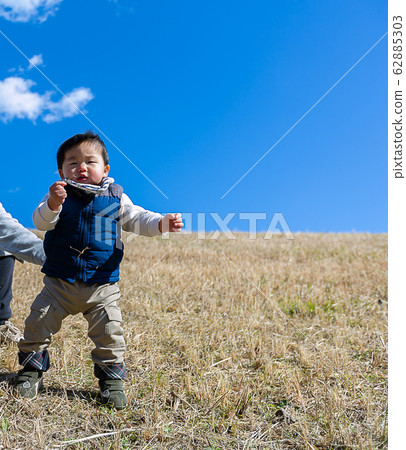 Grandchildren and grandmother playing on the riverbed Sakura 62885303