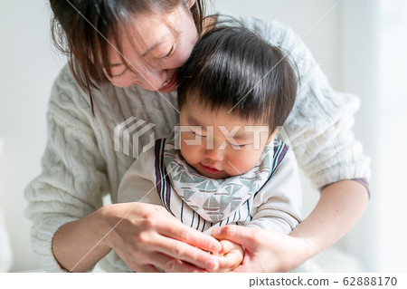 Savings Child Parent 500 yen coin Savings Child Parent 500 yen coin 62888170