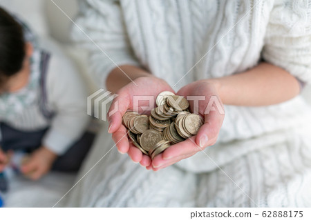 Savings Child Parent 500 yen coin Savings Child Parent 500 yen coin 62888175