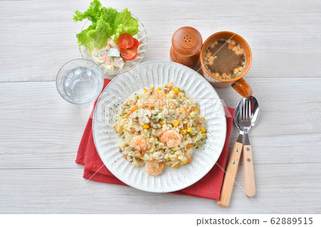 蝦抓飯，蝦和蘑菇抓飯，帶有西式黃油清湯味的米飯。配洋蔥湯。 62889515