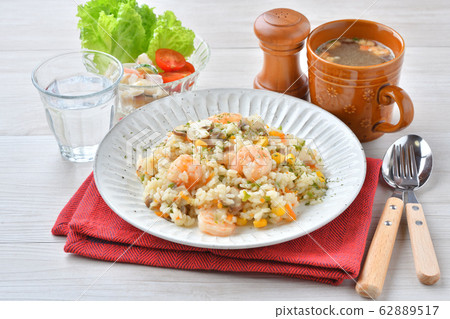 蝦抓飯,蝦和蘑菇抓飯,帶有西式黃油清湯味的米飯。配洋蔥湯。 蝦抓飯,蝦和蘑菇抓飯,帶有西式黃油清湯味的米飯。配洋蔥湯。 62889517