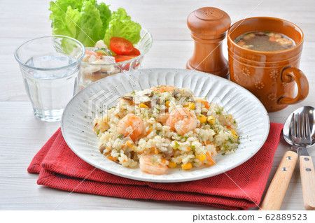 蝦抓飯，蝦和蘑菇抓飯，帶有西式黃油清湯味的米飯。配洋蔥湯。 62889523