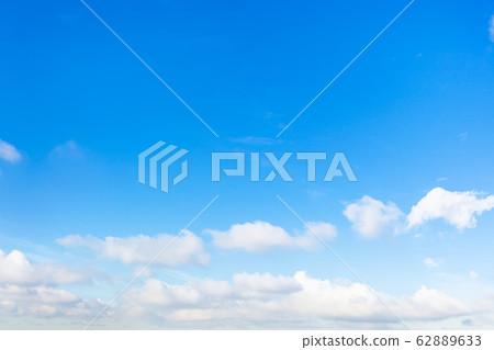 chain of little cumuli clouds in blue sky chain of little cumuli clouds in blue sky 62889633