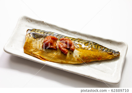 李子煮鯖魚。 (白色背景) 李子煮鯖魚。 (白色背景) 62889710