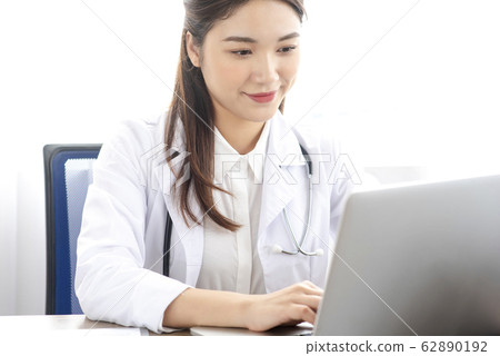 woman doctor woman doctor 62890192