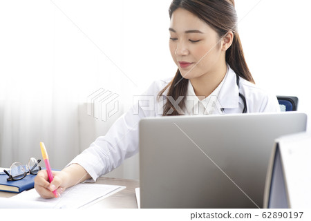 woman doctor woman doctor 62890197