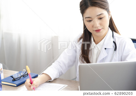 woman doctor woman doctor 62890203