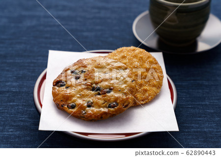 Senbei and Tea 62890443