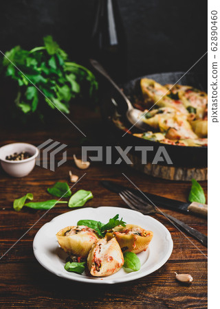 Pasta stuffed with ground beef, spinach and cheese Pasta stuffed with ground beef, spinach and cheese 62890460