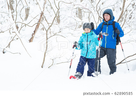 父母和孩子享受雪靴 父母和孩子享受雪靴 62890585