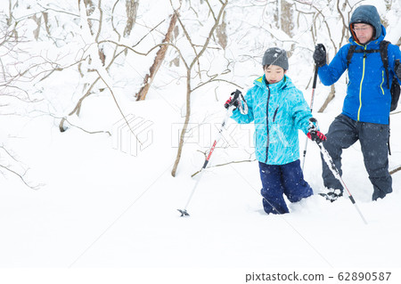 Parents and children enjoying snowshoes 62890587