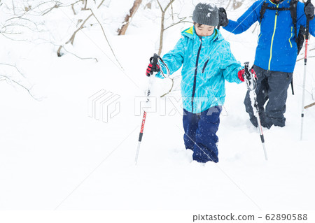 父母和孩子享受雪靴 父母和孩子享受雪靴 62890588