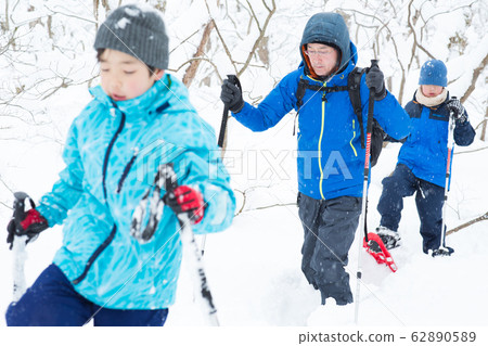 父母和孩子享受雪靴 父母和孩子享受雪靴 62890589