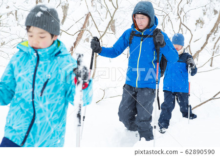 父母和孩子享受雪靴 62890590
