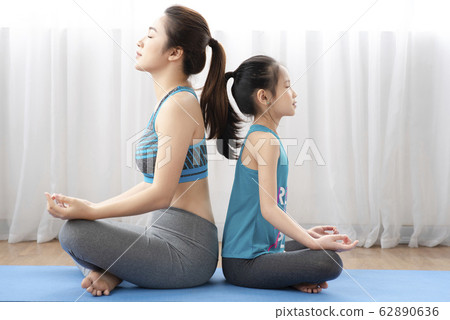 mom and daughter at home 62890636