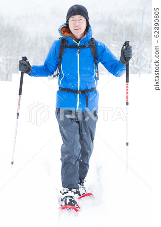 享受雪鞋行走 享受雪鞋行走 62890805