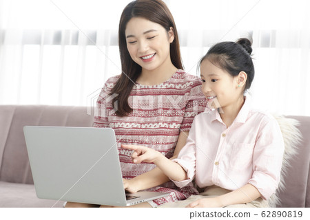 Mom and daughter at home 62890819