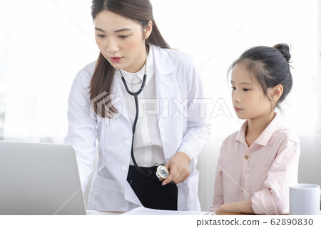 doctor and child doctor and child 62890830