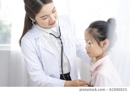 doctor and child 62890833